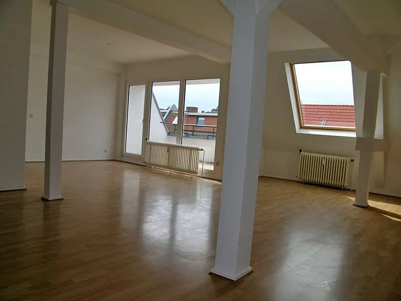 Herrfurthstraße 6, Berlin-Neukölln, DG-Wohnung mit Terrasse im Schillerkiez, provisionsfrei — photo 1